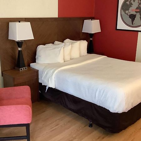 Hotel Ramada By Wyndham Arnprior Exterior foto